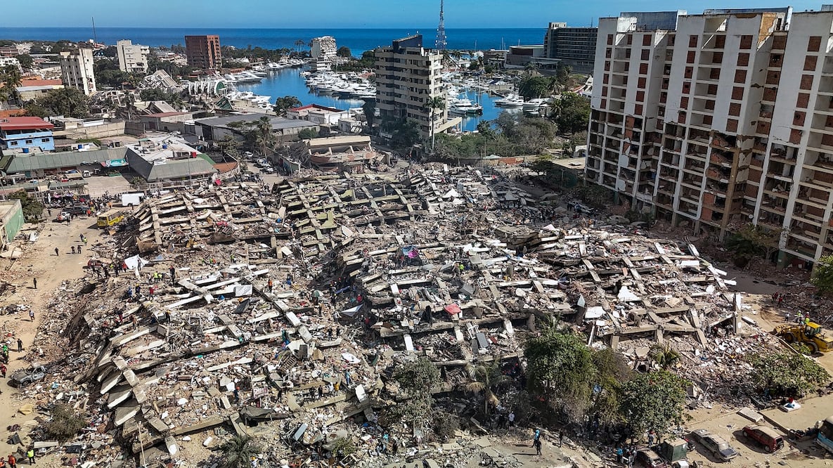 Edificios colapsados en Caraballeda, La Guaira, Venezuela, tras los terremotos del  24 de junio.  FOTO: AP