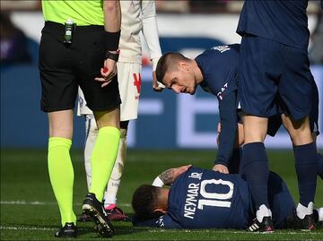 Neymar se lesionó y abandonó el terreno de juego entre lágrimas