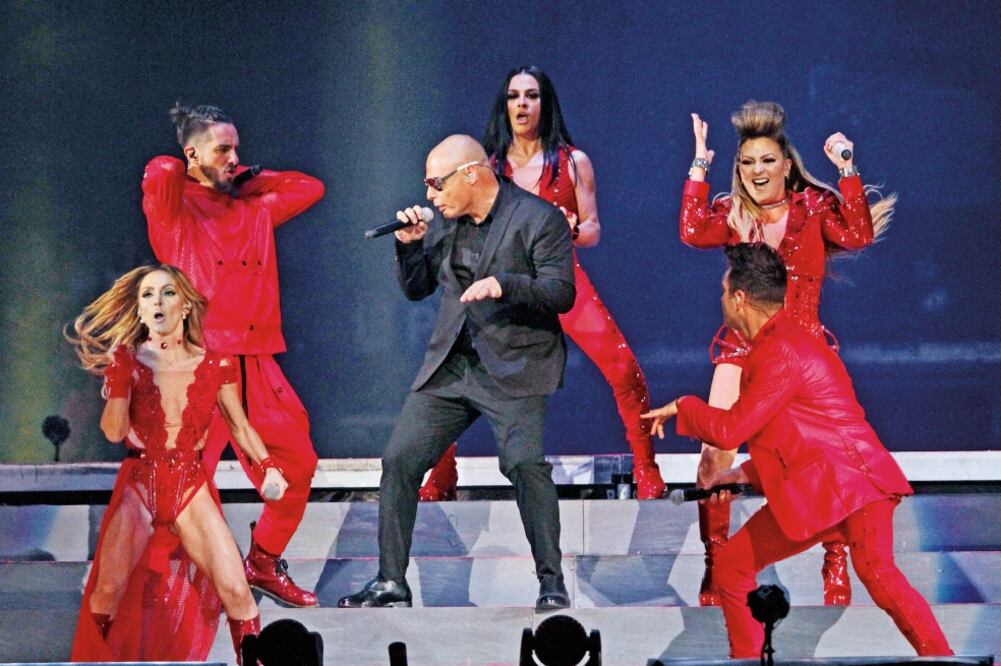 El desfile habitual de grupos y solistas durante la presentación, como Caló. Foto: CARLOS MEJÍA. EL UNIVERSAL