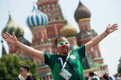 Aficionado sufre duro golpe tras aventarse de un farol en las calles de Moscú