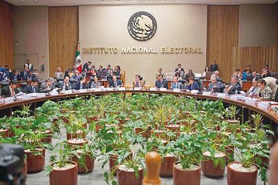 Secretario ejecutivo del INE obtiene suspensión provisional por reducción salarial