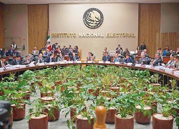 Secretario ejecutivo del INE obtiene suspensión provisional por reducción salarial