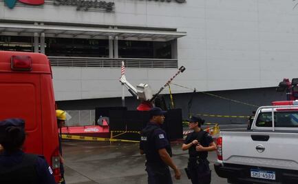 Muere mujer en silla de ruedas aplastada por una grúa al pasar por un centro comercial
