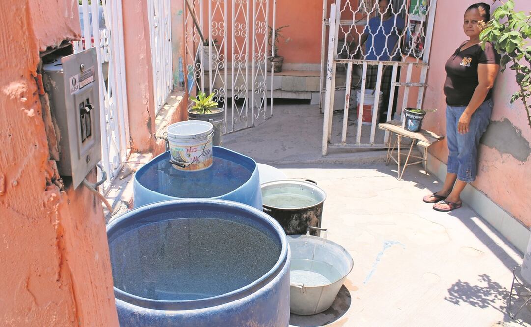 En sectores oriente y centro de Torreón y algunos ejidos deben esperar a que pipas surtan agua. Foto: FRANCISCO RODRÍGUEZ. EL UNIVERSAL