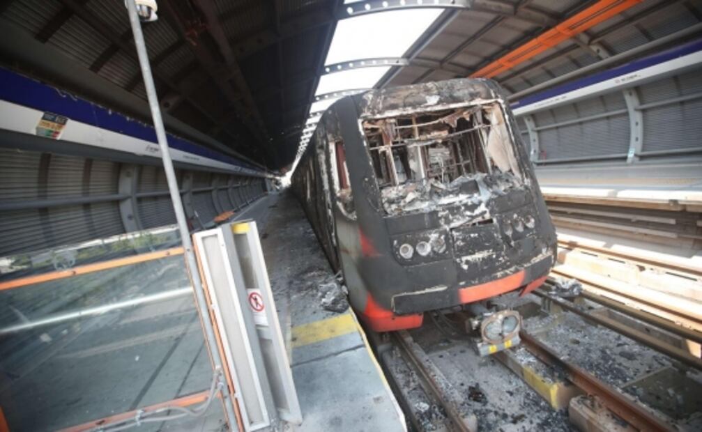 Así amaneció el metro de Chile tras las protestas contra el alza al pasaje