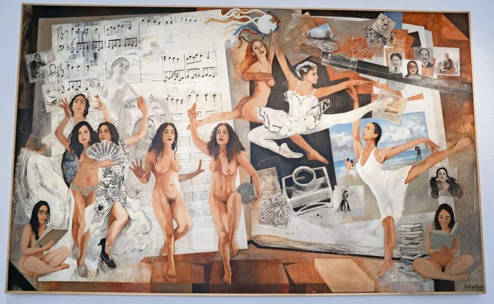 Con una serie de piezas, el creador formó un collage, una especie de fotonovela en la que, explica, cuenta la historia de una pareja. (16/04/2025) Foto: Carlos Mejía | El Universal