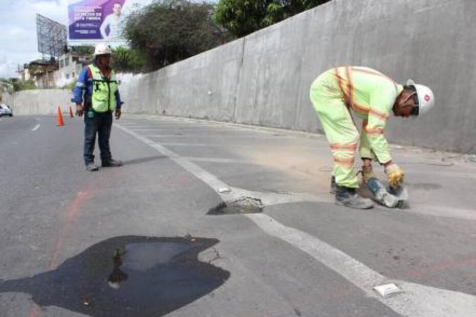 Chocan autoridades municipales y federales por hundimientos en Paso Exprés
