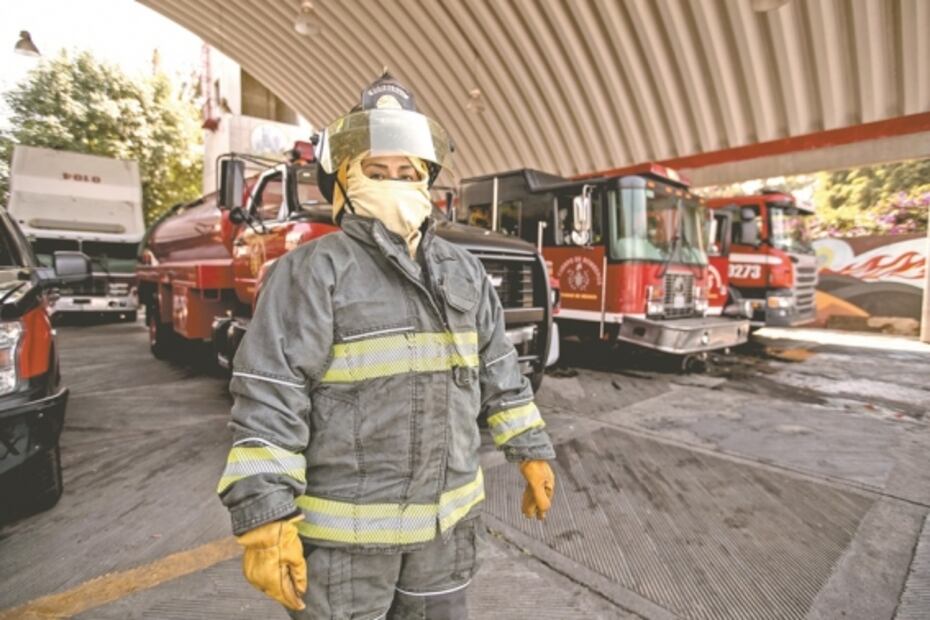 Bomberos apoyan en trasladar pacientes Covid en la CDMX