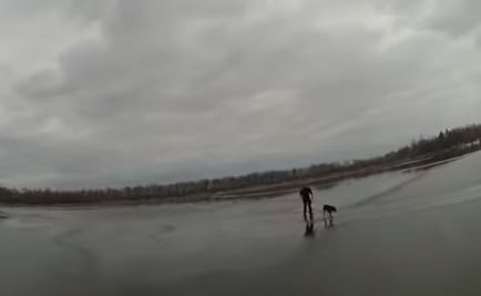 Captan en video a policía al rescatar a una perrita tras caer en un lago congelado