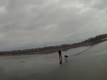 Captan en video a policía al rescatar a una perrita tras caer en un lago congelado