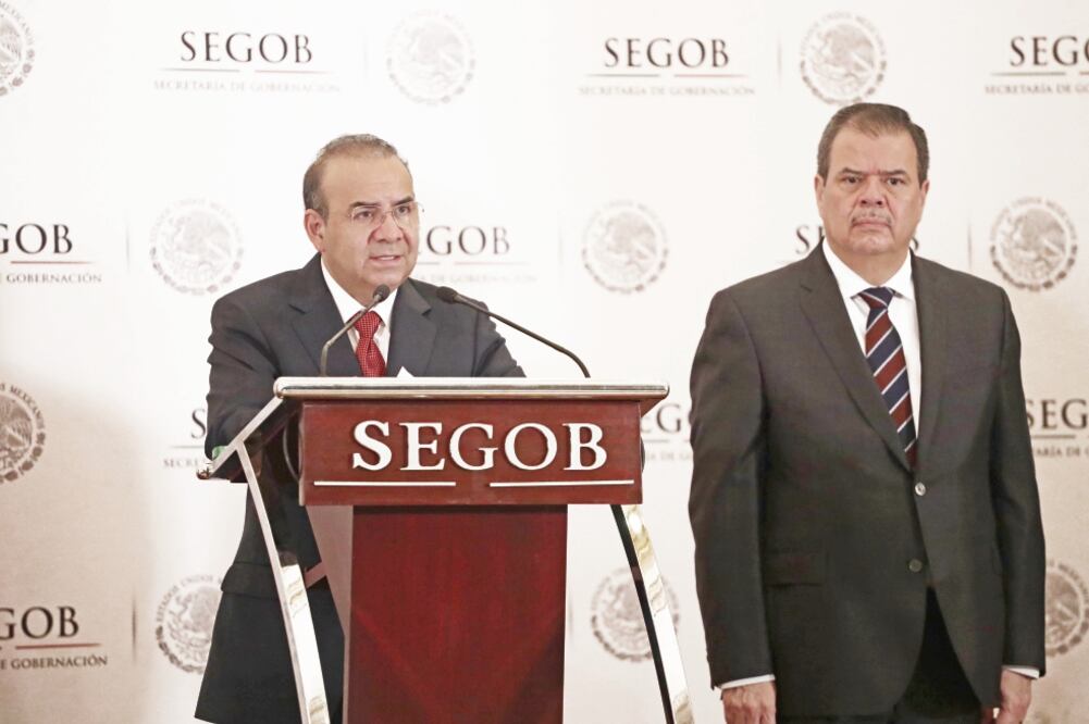 El secretario de Gobernación, Alfonso Navarrete Prida, dijo en conferencia que si EU blinda su frontera ya no entrarían armas y dinero ilegal a México. (ALEJANDRA LEYVA. EL UNIVERSAL)