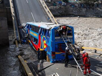 Autobús de pasajeros cae a un río en Perú tras colapso de un puente; reportan 2 muertos y al menos 40 heridos