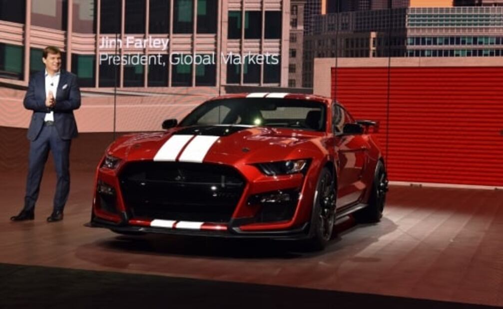 Se vuelca un camión que transportaba unos Mustang Shelby GT500 nuevos