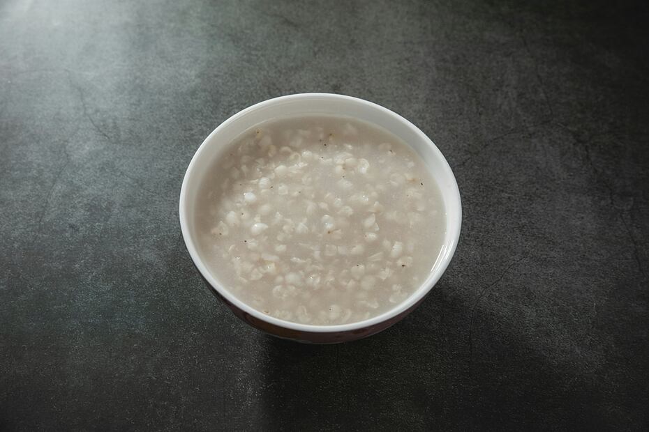 Una manera de evitar los gases al comer la avena es remojarla en leche o agua previamente. Foto: Unsplash