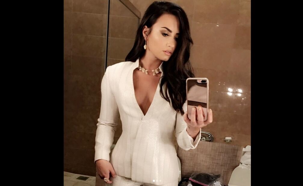 El pasado marzo se difundió una imagen donde Demi supuestamente aparecía desnuda. Ella aclaró la situación y dijo que era falso, pues se trataba de un escote.