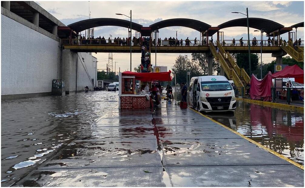 La fuerte lluvia que cayó al oriente del valle de México, dejó anegaciones importantes en el paradero de La Paz. Foto: Valente Rosas / EL UNIVERSAL