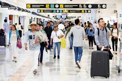 Cierran 2 accesos a la Terminal 1 del AICM por desalojo de base de taxis 