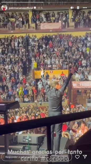 Luis Miguel triunfa en Córdoba, España; su novia Paloma Cuevas atestigua el momento.
