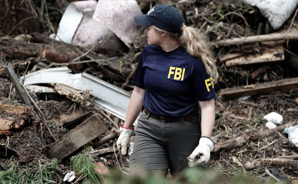 Agentes de campo del FBI ayudan a los equipos de emergencia a buscar en una zona donde un perro de búsqueda y rescate (K9) se topó con un punto a lo largo del río Guadalupe, cerca del parque de casas rodantes Blue Oak en Ingram, Texas, EE. UU., el 7 de julio de 2025. Al menos 91 personas han muerto en las inundaciones en el centro de Texas, según informó el secretario de prensa de la Casa Blanca el 7 de julio. Al menos 27 de ellas murieron cuando las aguas arrasaron un campamento de verano y viviendas cercanas la madrugada del 4 de julio. Foto: EFE
