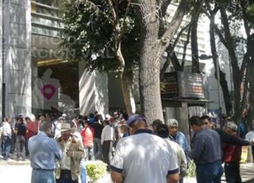 Miembros del SME bloquean lateral de Reforma
