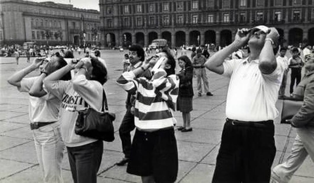 Para las personas este día no pasó desapercibido. En distintos lugares se observaron a espectadores sorprendidos al ver el fenómeno; el Zócalo fue el lugar ideal para muchos curiosos. Archivo EL UNIVERSAL.