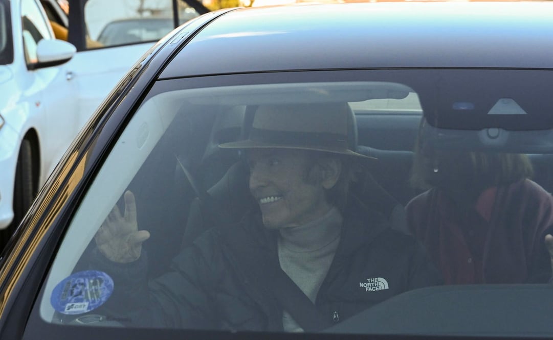 Raphael, en un automóvil tras haber recibido este viernes el alta hospitalaria tras diez ingresado. Foto: EFE/ Fernando Villar.