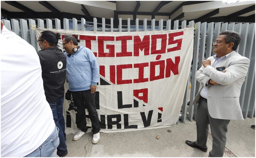 Con mantas y consignas, los jóvenes señalan que los 5 profesores han realizado un buen trabajo y aún así las autoridades educativas los despidieron. Foto: Especial