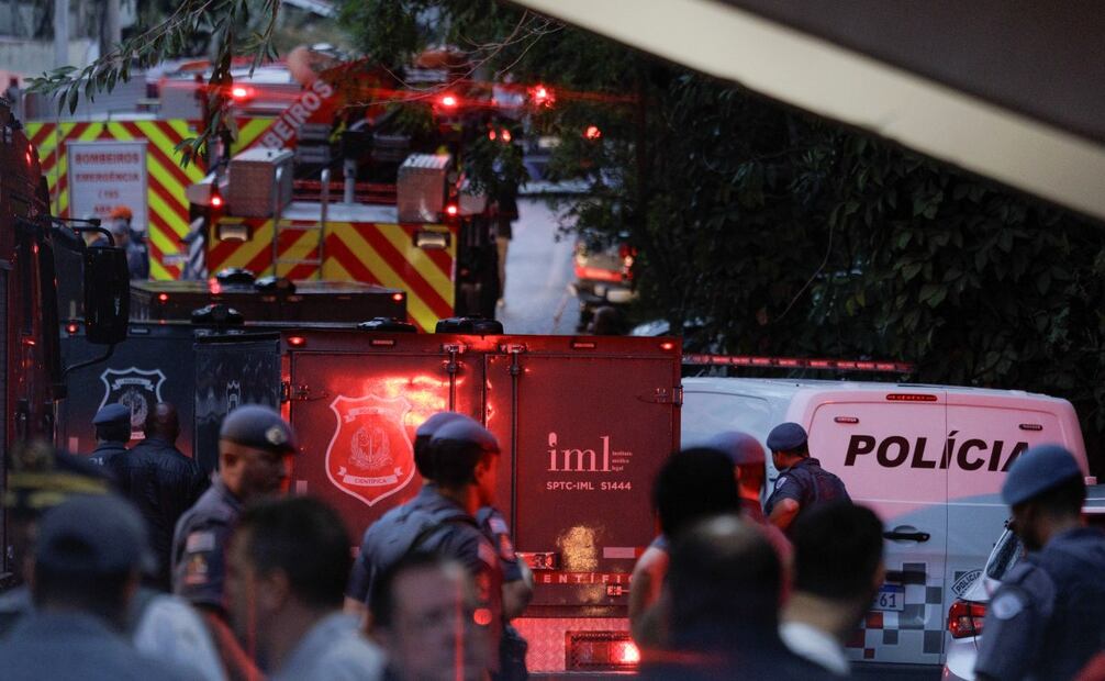 Integrantes de la Policía Científica de Brasil y bomberos trabajan en el sitio donde se accidentó un avión de la aerolínea Voepass este viernes, en Vinhedo (Brasil). Un avión con 62 personas abordo se estrelló en una zona residencial en el municipio brasileño de Vinhedo, en el estado de São Paulo, en un accidente en el que no hubo supervivientes. Foto: EFE