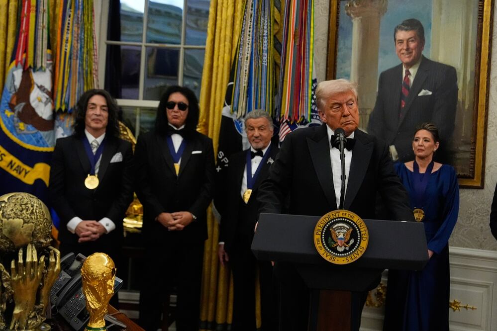 El presidente Donald Trump habla tras entregar a Sylvester Stallone, George Strait, KISS, Gloria Gaynor y Michael Crawford sus medallas del Kennedy Center Honors en la Oficina Oval de la Casa Blanca, el sábado 6 de diciembre de 2025, en Washington. Foto: AP