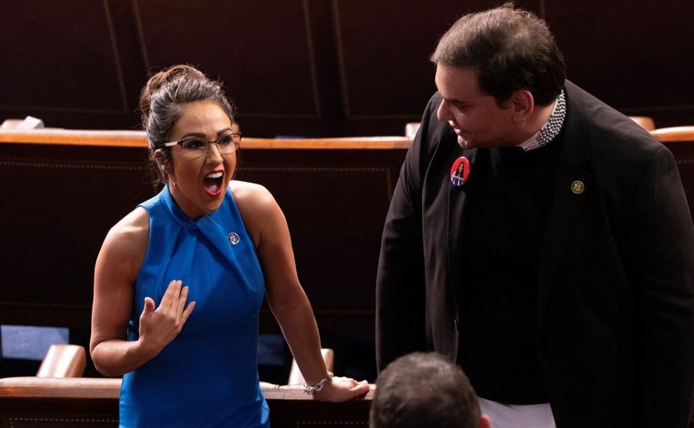 El congresista George Santos, asiste al Capitolio para el discurso del presidente Joe Biden. Para hacer su presencia más notoria, lleva puesto un collar con cristales incrustados. Foto: EFE