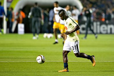 Futbolistas del América le dan balonazo a Darwin Quintero