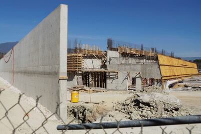 Se va Gabino Cué y deja en Oaxaca obras a medias