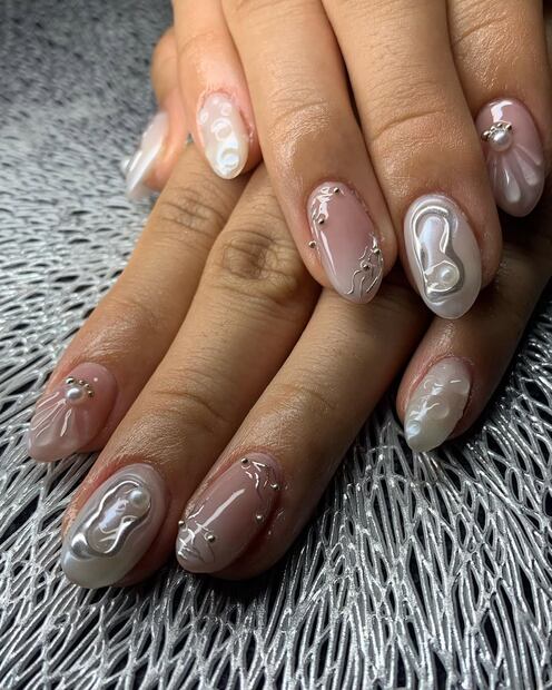 Detalles blancos en relieve que aportan un toque romántico y etéreo.
Foto: Instagram @leslie.nailbeautifier