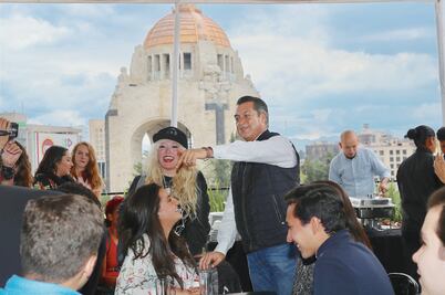 Perdona "El Bronco" primer “moche” de manos: las suyas