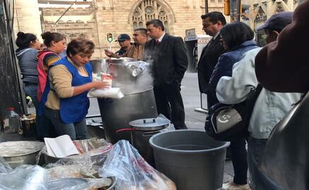 Capitalinos hacen fila esta mañana para comprar tamales