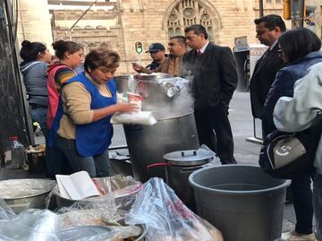Capitalinos hacen fila esta mañana para comprar tamales