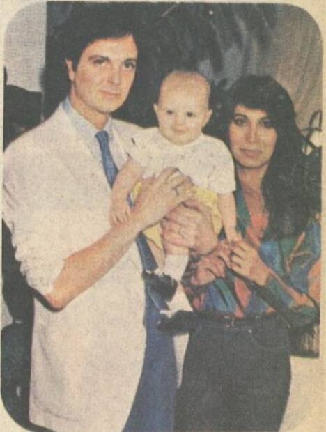 Camilo Sesto presume a su hijo Camilín en 1984, tenía un año de vida. Foto: El Universal.