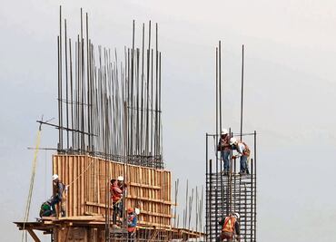 “Son los mejores trabajadores del mundo”: AMLO felicita a los albañiles en su día