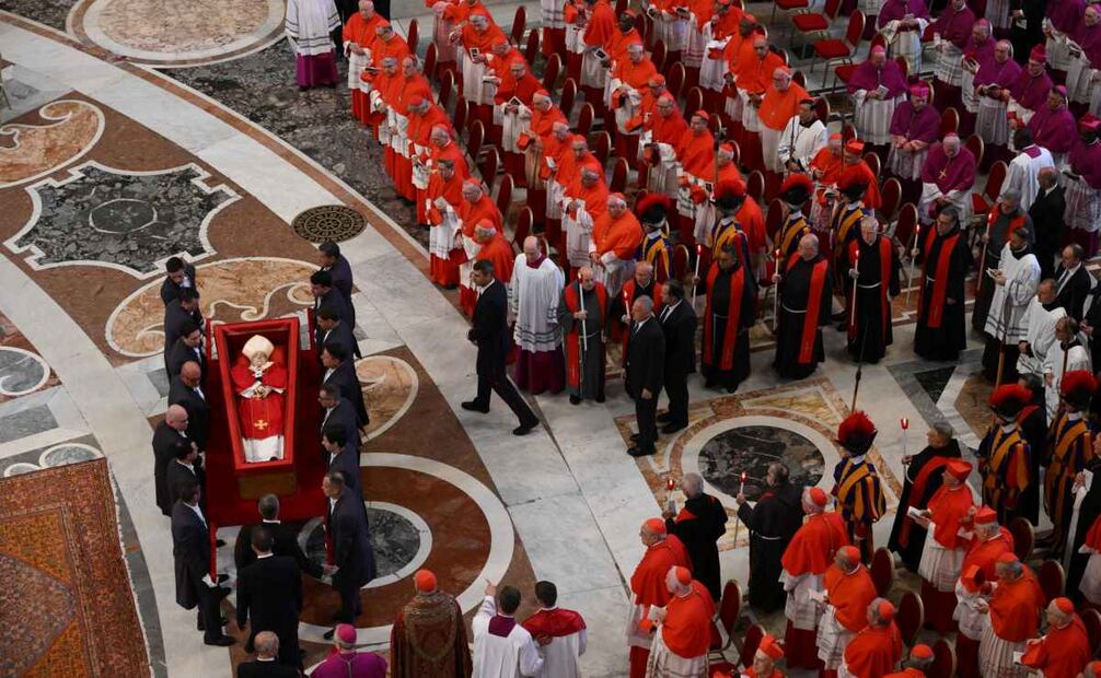 El cuerpo del Papa Francisco será trasladado a la Basílica de San Pedro para ser velado durante tres días en la Ciudad del Vaticano, el 23 de abril de 2025. Los fieles y simpatizantes podrán rendir homenaje al líder espiritual, fallecido el 21 de abril de 2025 a los 88 años, hasta su funeral el 26 de abril. Foto: EFE