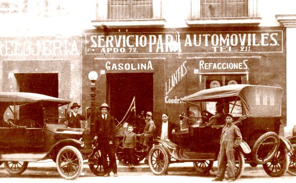 Sin importar qué tan antiguo o moderno sea un vehículo, algo que no puede faltar en cualquier ciudad es algún local de venta de gasolina y refacciones, como este negocio de los años veinte. Crédito: “60 AÑOS DE FORD EN MÉXICO -NARRATIVA GRÁFICA”.