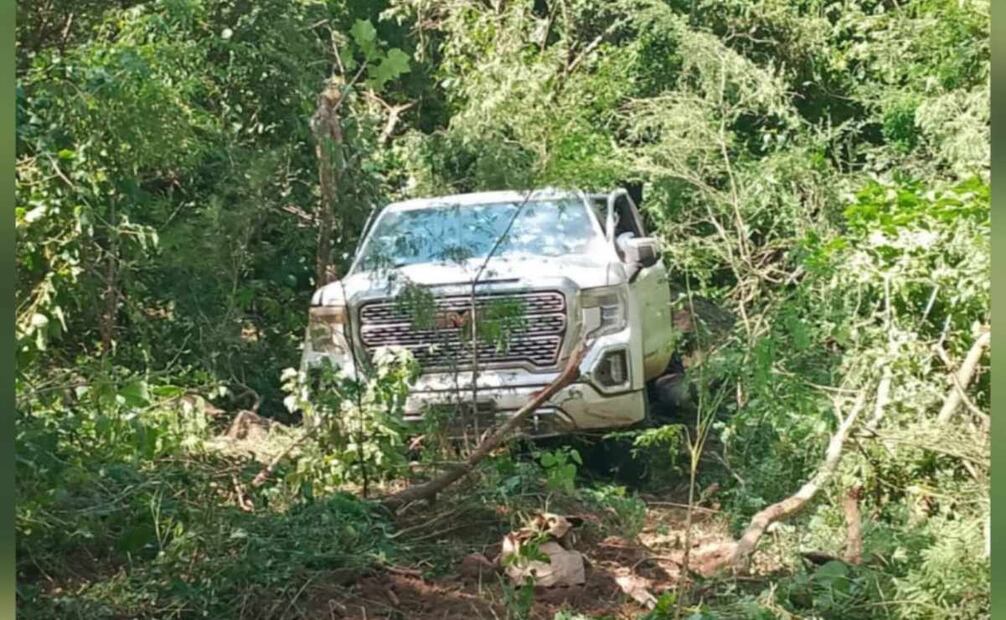 Los elementos del ejército que efectuaban un reconocimiento terrestre, por el poblado de Aguapepito, en el municipio de Navolato, localizaron un vehículo con reporte de robo
Foto: Especial.