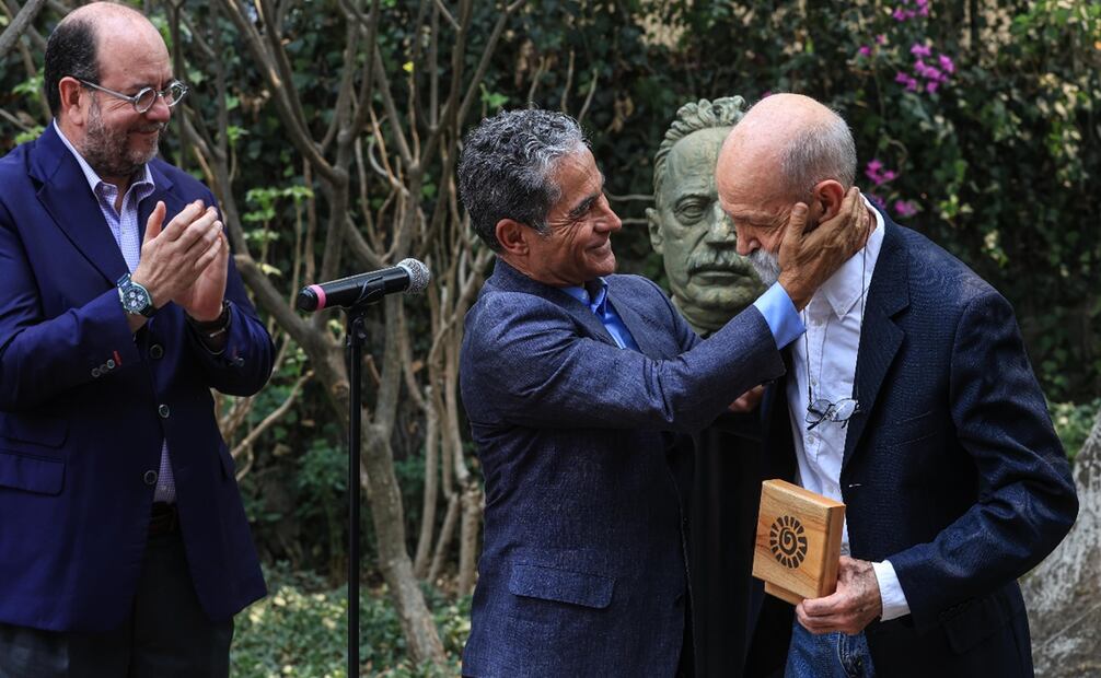 El dramaturgo Luis de Tavira (derecha) recibió la medalla José Vasconcelos 2024 en el seminario de cultura mexicana. Fotos: Gabriel Pano/ El Universal.