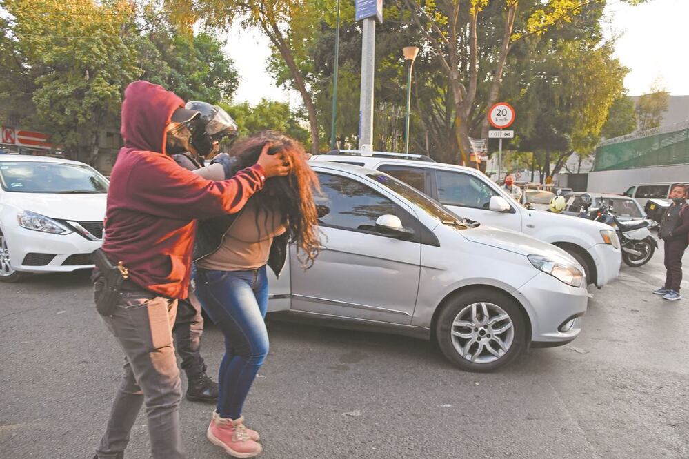 Agentes capturaron a la mujer en Iztapalapa, cuando transportaba armas y explosivos. ARMANDO MARTÍNEZ. EL UNIVERSAL