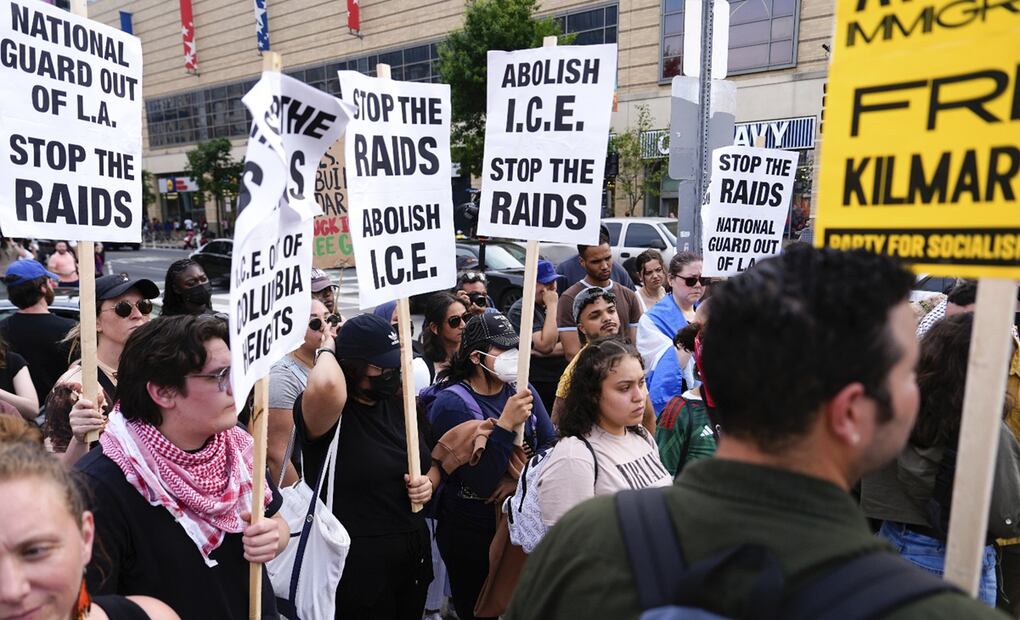 Manifestantes con carteles contra el Servicio de Inmigración y Control de Aduanas (ICE) protestan, el martes 10 de junio de 2025, en Washington. Foto: Archivo/AP
