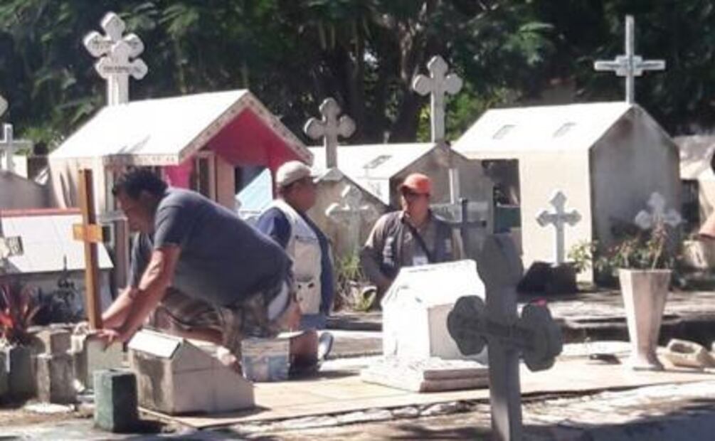 Fumigan y limpian panteones en Quintana Roo previo a Día de Muertos