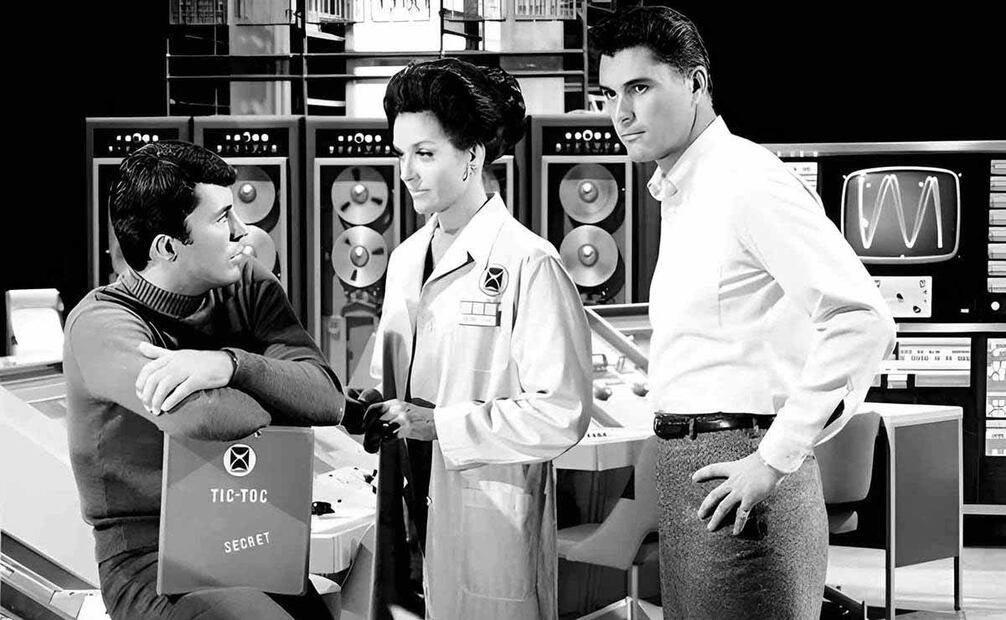 Los protagonistas de la serie eran dos científicos conocidos como Dr. Tony Newman y el Dr. Doug Phillips quienes son jefes del Proyecto Tic-Toc, una instalación gubernamental multimillonaria enterrada bajo el desierto. Han inventado un túnel del tiempo, que permitirá a las personas visitar cualquier lugar en el tiempo y el espacio.Twentieth Century Fox, IMDb/ Especial.