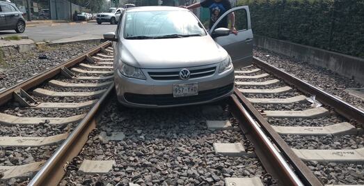 Auto ingresa a las vías del Tren Ligero; ofrece servicio provisional tras incidente