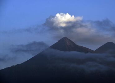 Evacuan a 62 personas por leve explosión del volcán de Fuego en Guatemala