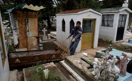 Por creerla dormida, hombre exhuma cuerpo de su madre y lo pasea en un triciclo en Quintana Roo