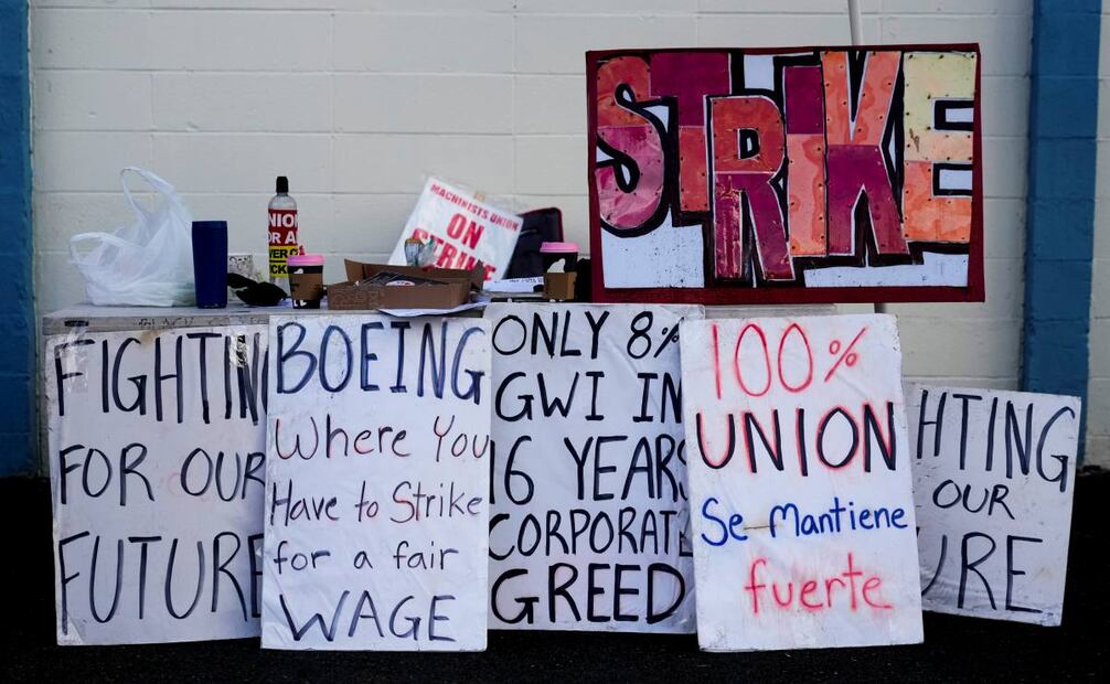 Los trabajadores en huelga en Seattle, cuna de Boeing, rechazaron dos ofertas de convenio colectivo. Foto: AP